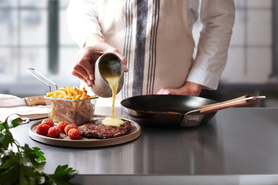 524CS_Pouring_Sauce_1920x1920