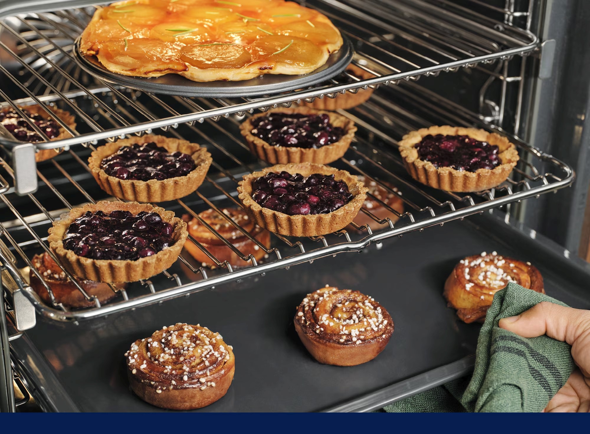 Духовой шкаф Electrolux LOF 6P16Z SurroundCook 500 черный фото