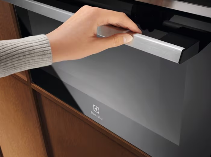 Духовой шкаф Electrolux EVL 6E49X CombiQuick 600 с функцией СВЧ черный фото